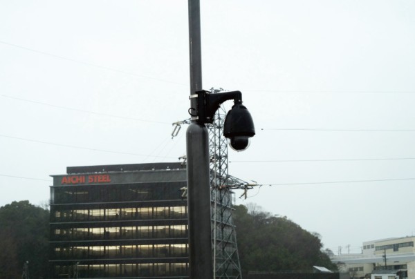 屋上に設置したPTZカメラも現場の景観にあわせたブラックモデルを採用。