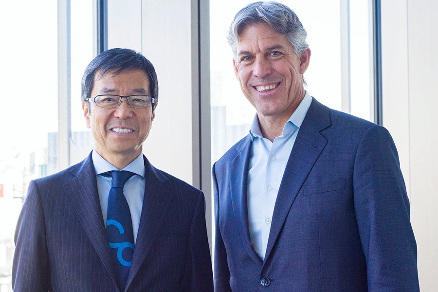 （左から）パナソニック コネクト CEO 樋口泰行、Blue Yonder CEO ダンカン・アンゴーヴ