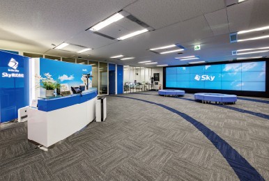 写真：巨大なスクリーンが来訪者を出迎えるるＳｋｙ株式会社様 大阪本社の受付