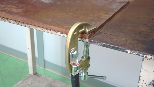 母材アースの接続部写真です