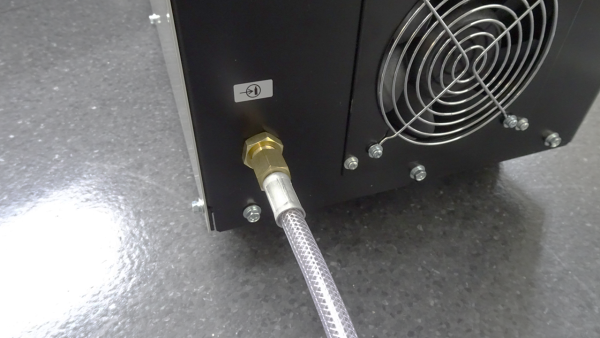 溶接電源へのガス入り口です