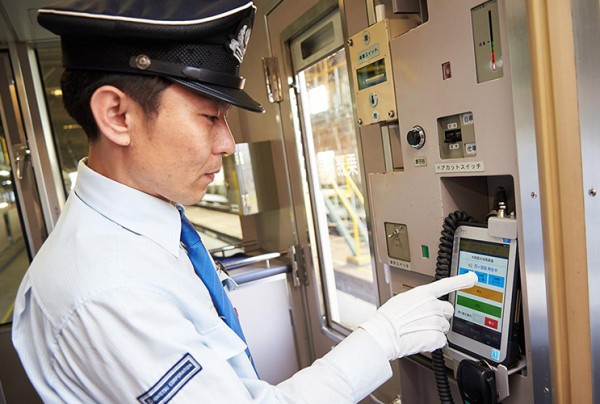 南海電気鉄道株式会社様 車掌の携帯時も車両内での設置時も「安心して使える」端末 [TOUGHPAD]