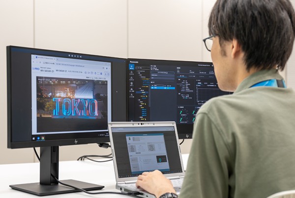 写真：AcroSign®×リモートマネージドサービスで遠隔運用・監視をしている様子