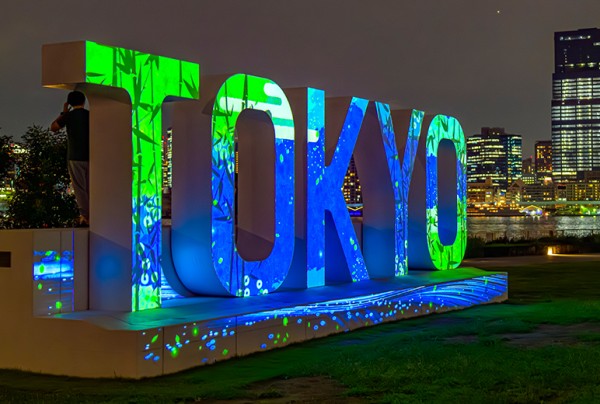 写真：14,000 lmのプロジェクターを使って明るく色鮮やかに投写