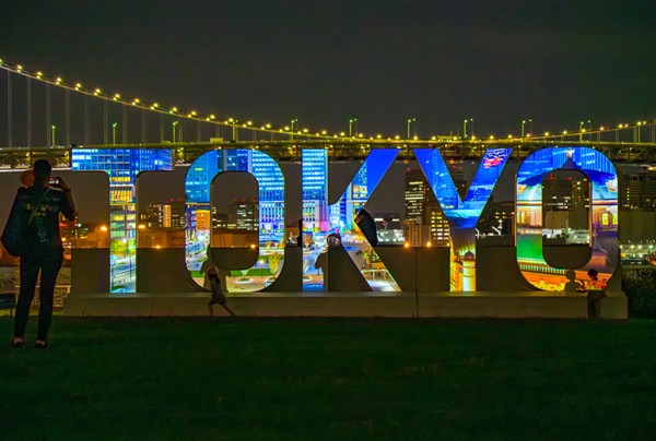 写真：近づくと人物の影が映り込むように投映設計しているため遊び場としても人気