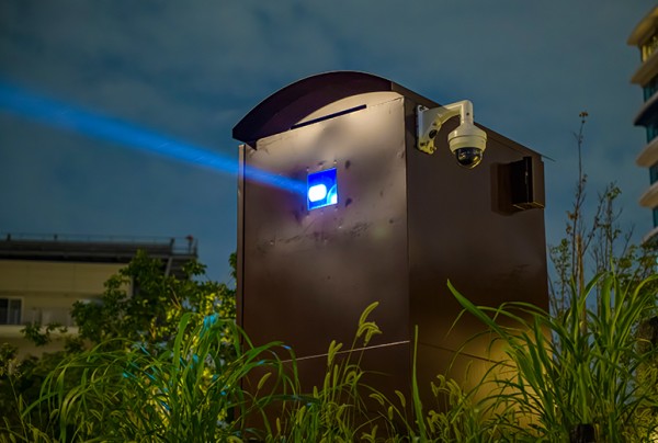 写真：プロジェクターから約100 m離れたTOKYOモニュメントへ投写している