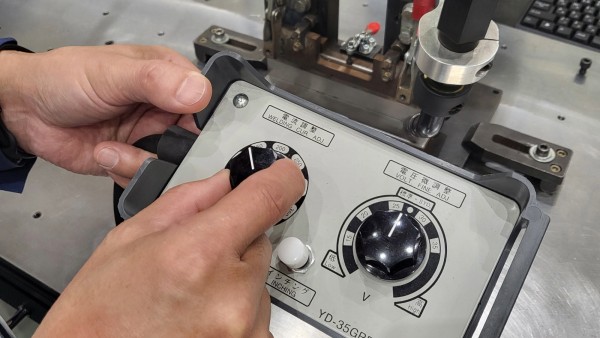 半自動溶接機用リモコンで、条件の調整が可能です
