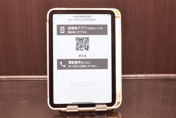 写真：顔認証以外では、QRコード、電話番号に よるチェックインも利用可能。