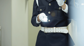 巡回する警備員