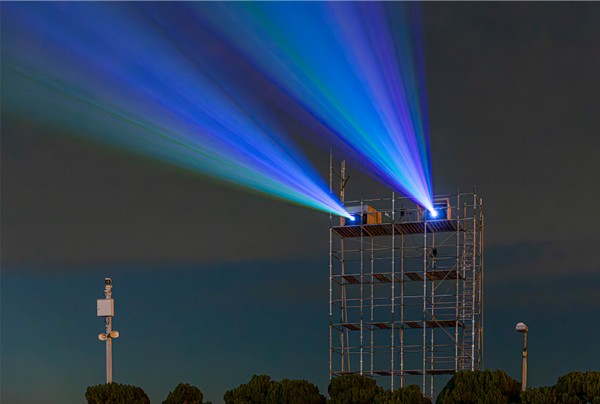 写真：地上10ｍの高さから安定した投写を行う