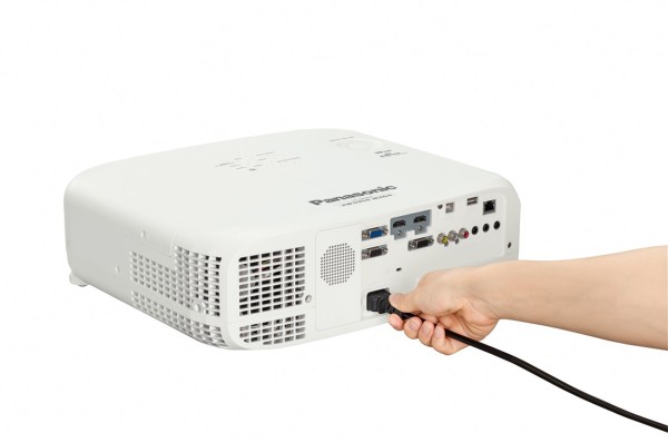 PJ基礎_電源コード差し込み