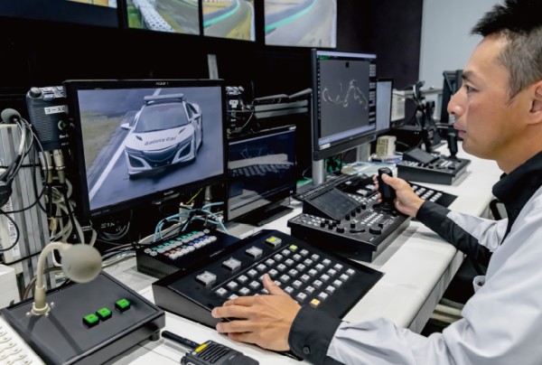 写真：特注のスイッチャーとリモートカメラコントローラーAW-RP150GJを用いてAW-UR100GJを操作している様子