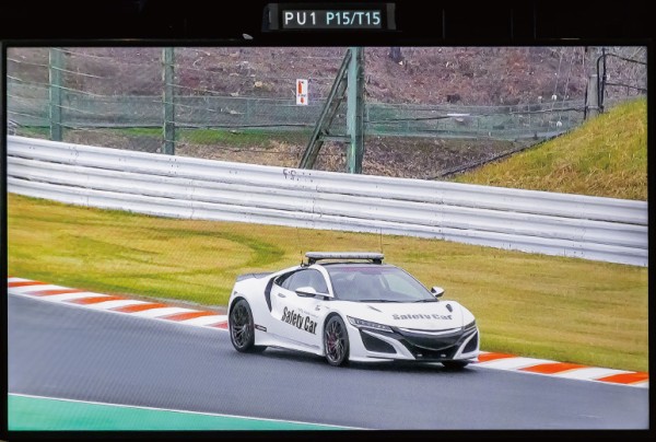 写真：AW-RP150GJを用いることで走行中の車両を追尾撮影するようなオペレーションも可能