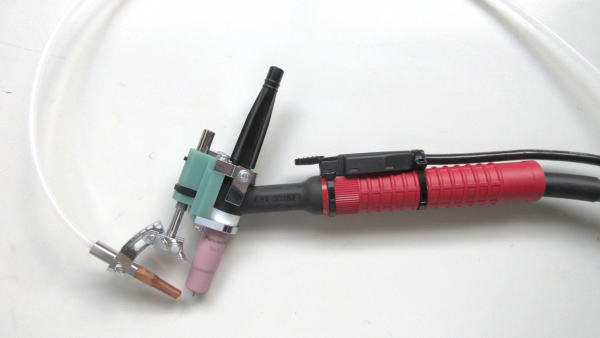 トーチと送給部の接続の様子です