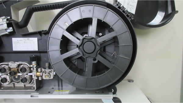送給装置のカバーを開いた時の様子です。