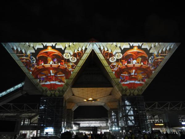 写真：正面からの様子 1