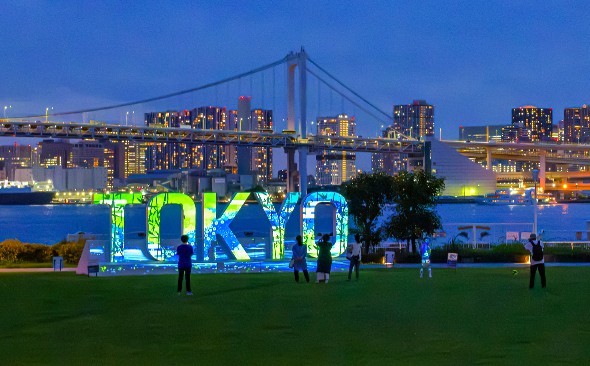 海上公園各地での空間演出内、晴海ふ頭公園の「TOKYO」モニュメント 夜の演出