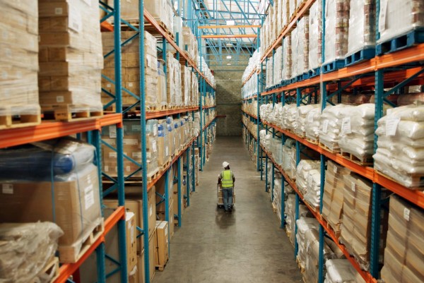 人手不足の倉庫現場に