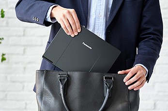 SCをバッグに入れている画像