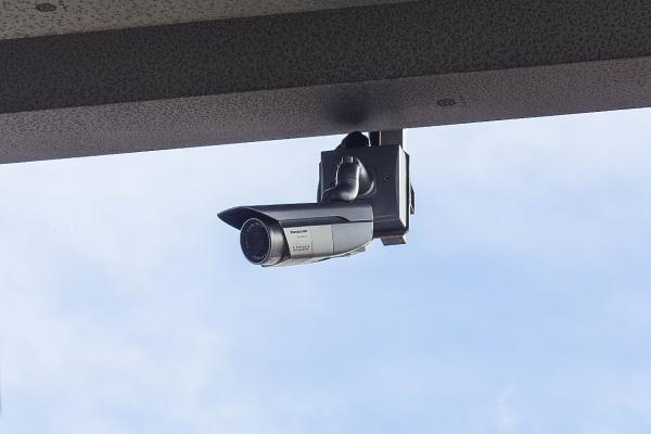 写真：屋外には夜間でも30m先まで確認できる赤外線カメラを設置