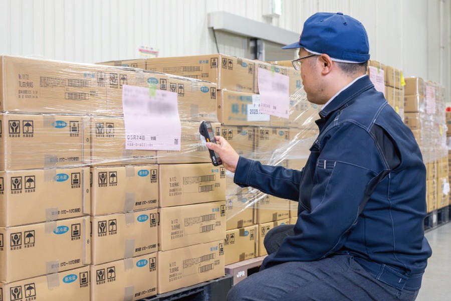 入荷した荷物の検品業務は従来紙の伝票と目視の手作業で行っていたが、「倉庫実行管理システム ZetesMedea™」を導入し、端末を使って検品することでデジタル化を実現した