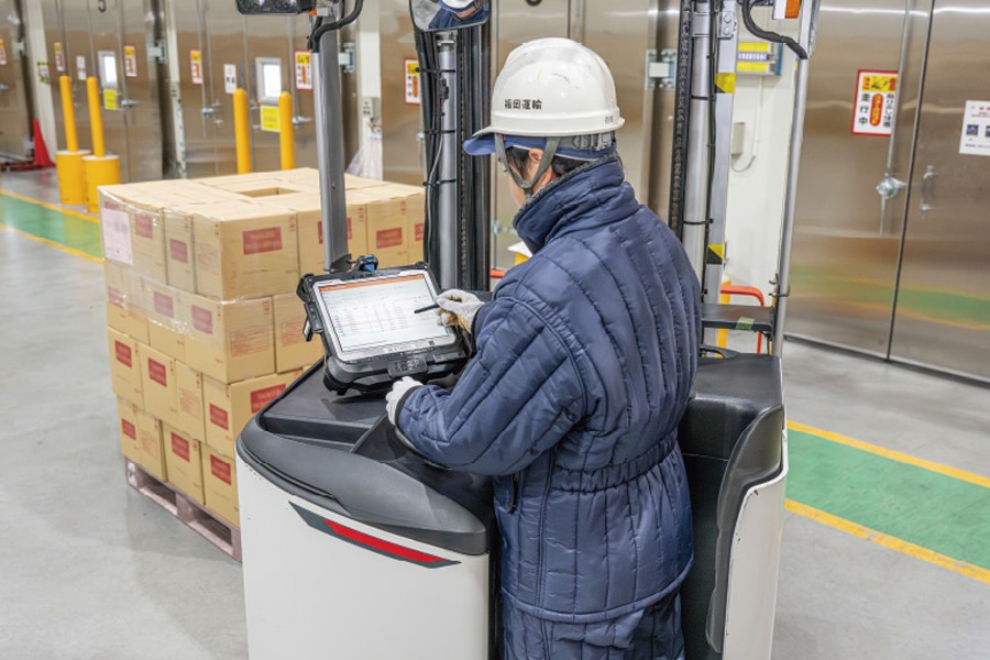 フォークリフトに設置した端末（タフブックCF-33）で積荷状況をリアルタイムに確認できる