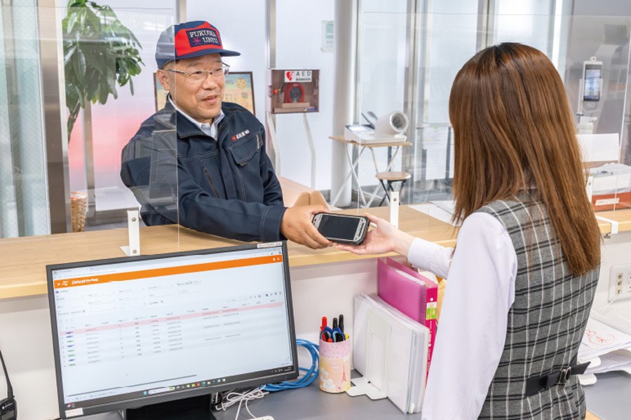 事務所でドライバーに作業端末を手渡すなど現場に合わせた運用を行っている