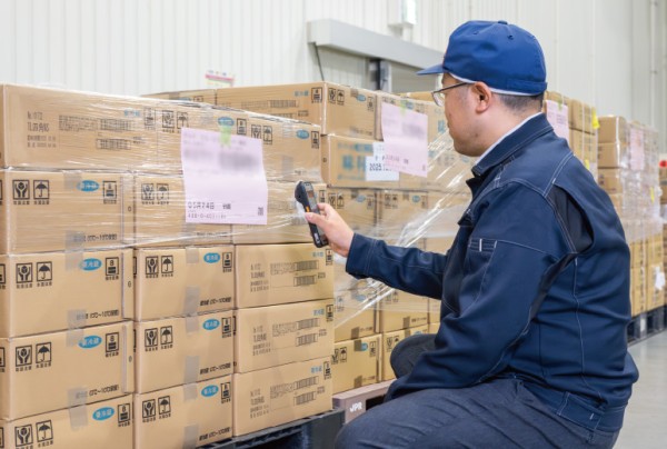 写真：入荷した荷物をドライバーが作業端末のタフブックFZ-N1で検品