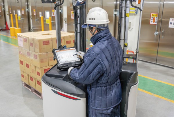写真：フォークリフトに設置した端末タフブックCF-33で積荷状況の確認