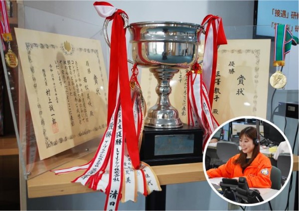 電話応対コンクール全国大会の優勝トロフィーと賞状