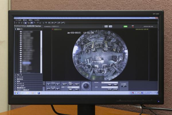 写真：360度の広角な視野で捉えた映像をPCを通じてモニタリング