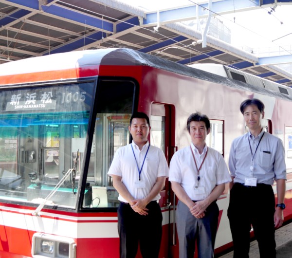 写真：遠州鉄道株式会社 澤井 孝光様（中）、山下 大征様（左）、宮津 淳様（右）