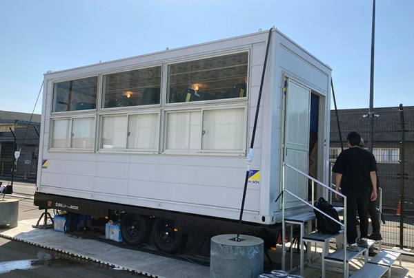 写真：トレーラー内のPT-RQ50KJ が格納されたトレーラー