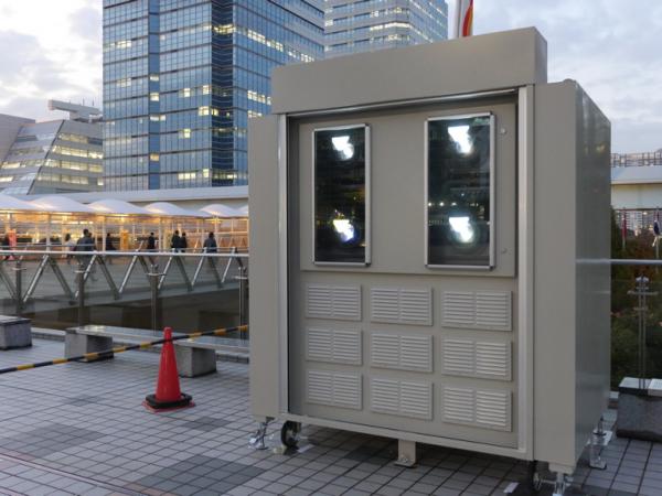 写真：プロジェクターは４台ずつ両サイドに設置