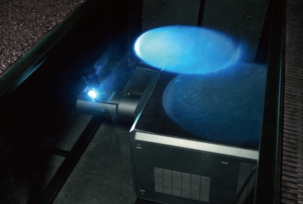 写真：超短焦点レンズET-D75LE95を装着し、床に埋め込まれたPT-RQ35KJ