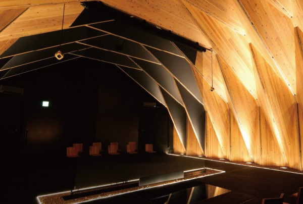 写真：投映していない時のメッシュスクリーンは視界を遮らず空間に溶け込む。