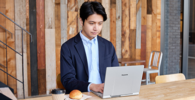 すき間時間にカフェで業務