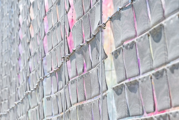 写真：幕には、パビリオン内の来場者が笑顔になると激しく揺れる仕掛けも施されている