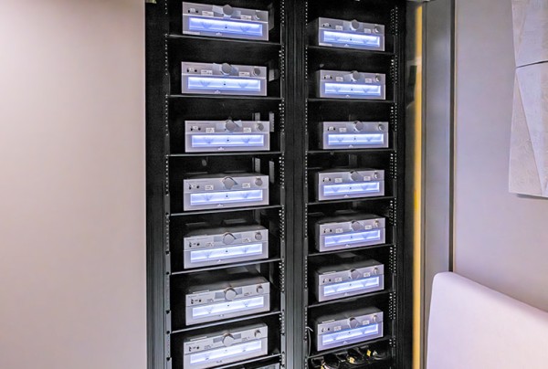 写真：Technicsのアンプ14台が組み込まれたZONE1のラック