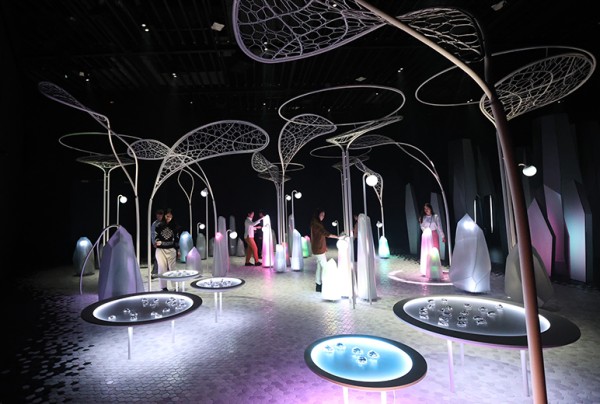 写真：岩や木を表現したクリスタルの造作が光と音を放つZONE2の様子