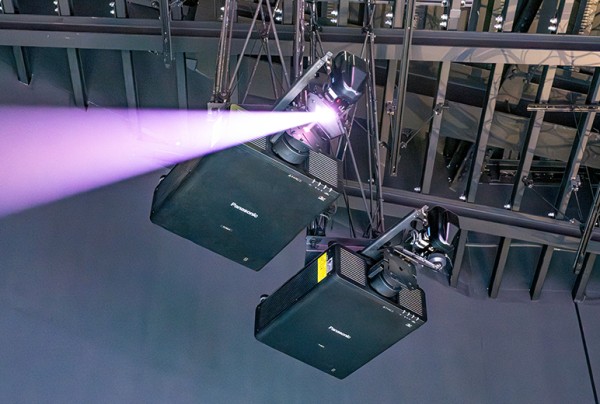 写真：プロジェクター PT-REQ15JLB