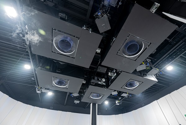 写真：天井に設置されたプロジェクター、スピー カー、ボルテックスリング