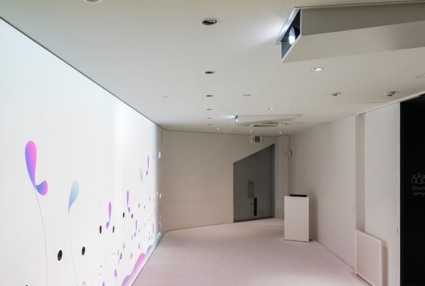 写真：体験ゾーンの最後に結晶デバイスを返却する「エピローグ」のコーナー