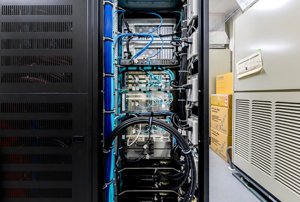 写真：フルI Pでシンプルな配線を実現した AV-HS8300メインフレーム背面の様子