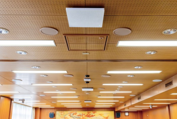 写真：3台のWX-AM800は会議室天井の中心に1列に並べて設置