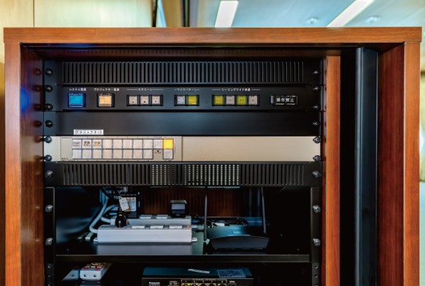 写真：会議室内の機器ラック