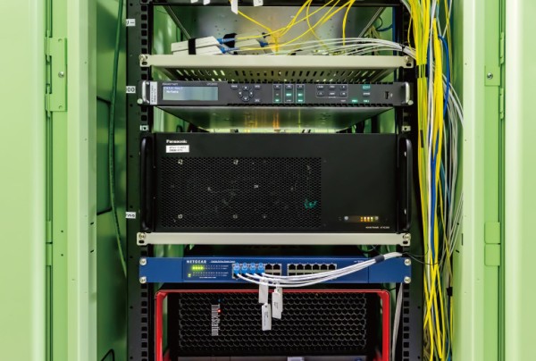 データセンター内のIOWN APNへ接続されたKairos Core（ラック中央）