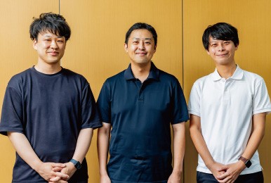 NTTビジネスソリューションズ株式会社　バリューデザイン部 ソーシャルイノベーション部門　主査 平田 翔一様（写真右）、NTTスマートコネクト株式会社　メディアビジネス部　マネージャー 清木場 大様（写真中央）　マネージャー 田中 克哉様（写真左）