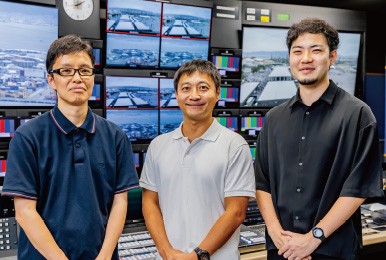 読売テレビ放送株式会社技術局 チーフ・エキスパート　沖田 一剛様（写真左）技術局 野口 忠繁様（写真中央）技術局 古門 優弥様（写真右）
