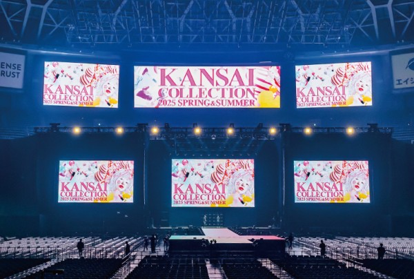 大型LEDビジョン9面に映し出された映像